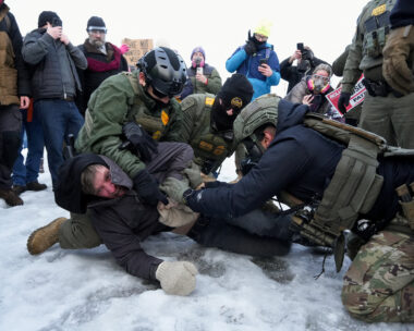 Η στιγμή της σύλληψης διαδηλωτή