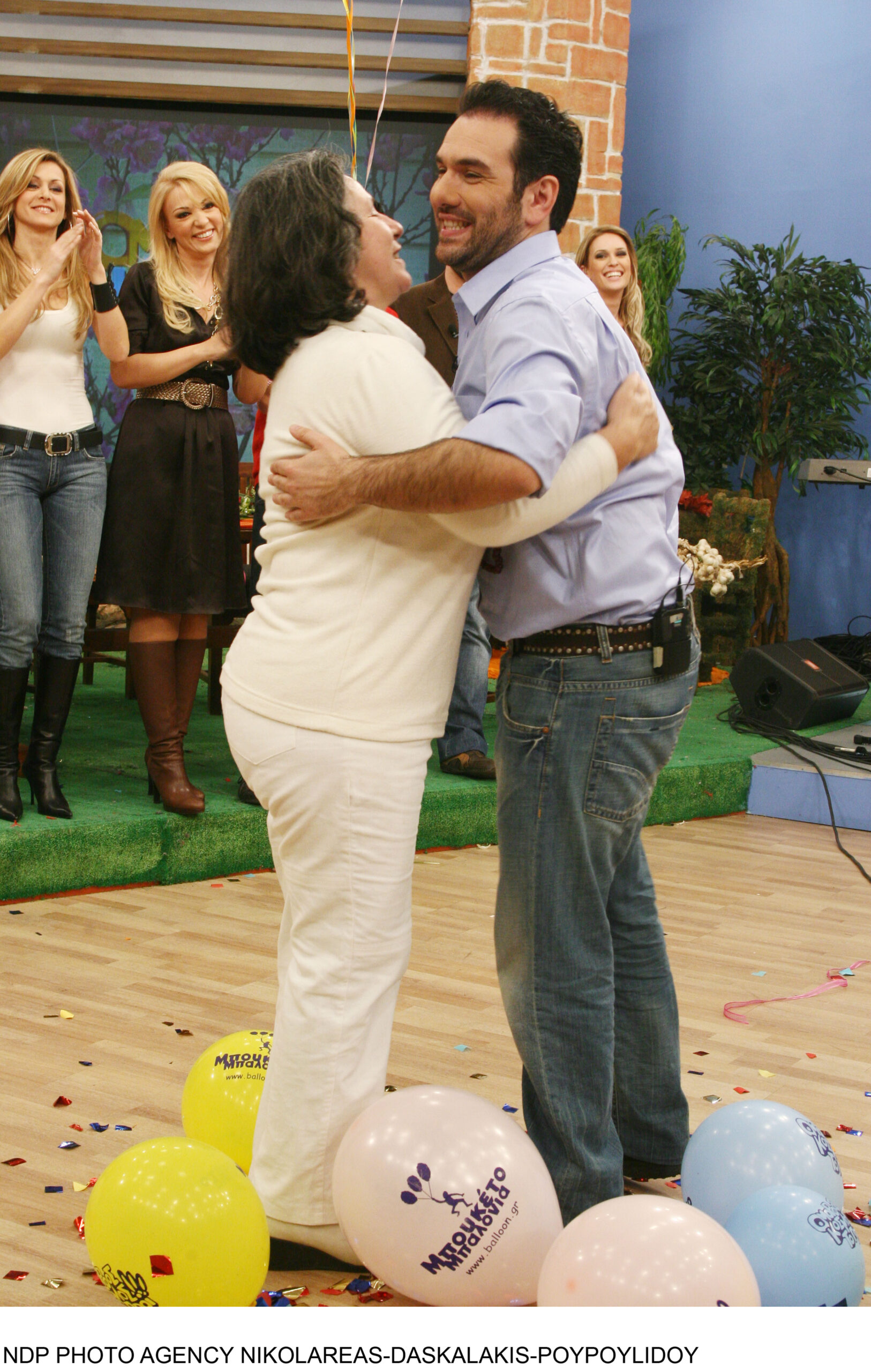 Ο Γρηγόρης Αρναούτογλου με τη μητέρα του, το 2007