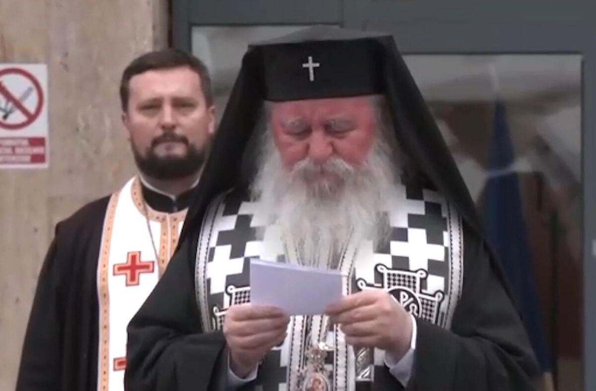 Ο Μητροπολίτης Ιωάννης τη στιγμή που λύγισε στο τρισάγιο για τα 7 παλικάρια