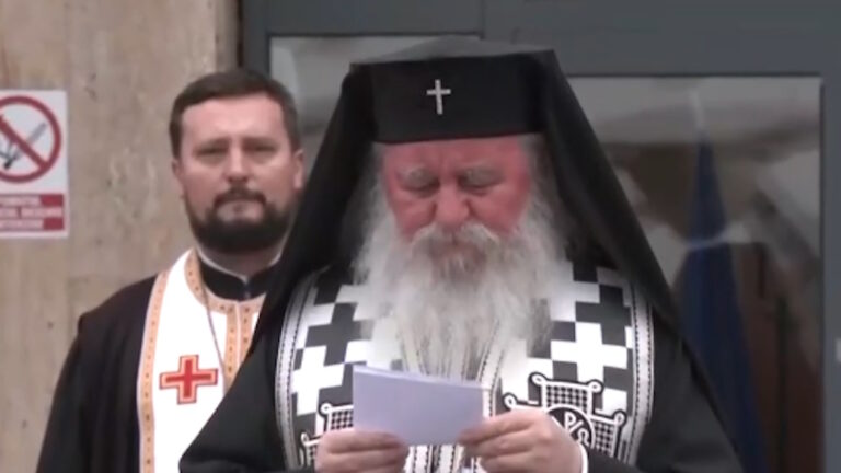 Ο Μητροπολίτης Ιωάννης τη στιγμή που λύγισε στο τρισάγιο για τα 7 παλικάρια