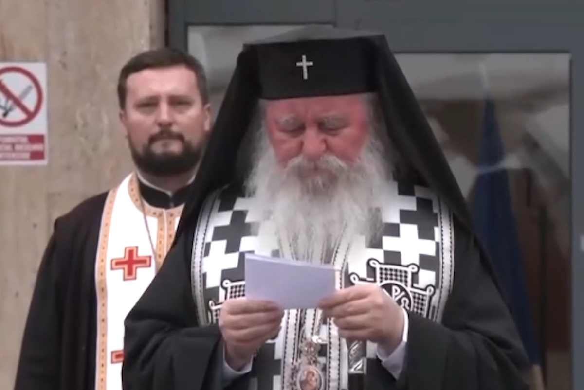 Ο Μητροπολίτης Ιωάννης τη στιγμή που λύγισε στο τρισάγιο για τα 7 παλικάρια