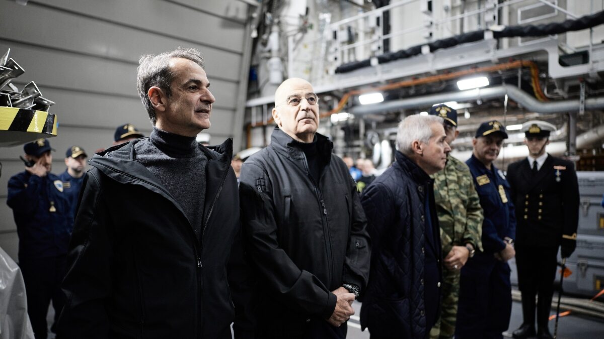 Κυριάκος Μητσοτάκης και Νίκος Δένδιας στη φρεγάτα Κίμων