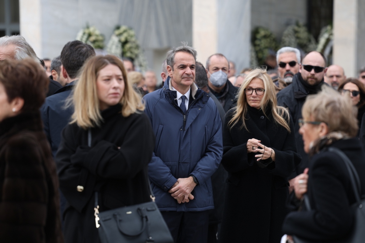 Ο πρωθυπουργός Κυριάκος Μητσοτάκης (Κ), μαζί με τη σύζυγό του Μαρέβα Γκραμπόφσκι-Μητσοτάκη(Κ-Δ) παρίσταται στην κηδεία του προέδρου του Δ.Σ. της Βιοχάλκο και του Ιδρύματος Μιχαήλ Ν. Στασινόπουλος – Βιοχάλκο, Νικόλαου Στασινόπουλου, στο Α' Νεκροταφείο Αθηνών, την Τρίτη 20 Ιανουαρίου 2026. Ο Νικόλαος Στασινόπουλος, που έφυγε από τη ζωή στις 17 Ιανουαρίου 2026,γεννήθηκε στην Αθήνα το 1932, μαθήτευσε αριστούχος στη σχολή Μπερζάν και αποφοίτησε από το Οικονομικό Πανεπιστήμιο Αθηνών (πρώην ΑΣΟΕΕ) με ιδιαίτερα υψηλές επιδόσεις. Εργάσθηκε από νωρίς στις οικογενειακές επιχειρήσεις σε διάφορες θέσεις, αντιμετωπίζοντας τις δυσκολίες της μεταπολεμικής περιόδου, αλλά και μετέχοντας ενεργά στην παραγωγική ανάπτυξη και την εξωστρέφεια της τότε Ελληνικής Βιομηχανίας Χαλκού και Αλουμίνιου. Το 1964, μετά τον θάνατο του Μιχαήλ Στασινόπουλου, ανέλαβε μαζί με τον αδελφό του Ευάγγελο τα ηνία της ΒΙΟΧΑΛΚΟ. Διακρίθηκε επίσης στον πολιτιστικό και κοινωνικό τομέα, καθώς, μαζί με τη μητέρα του Μαριάνθη και τον αδελφό του Ευάγγελο, ίδρυσε στη μνήμη του πατέρα του, το Κοινωφελές Ίδρυμα «Μιχαήλ Ν. Στασινόπουλος - ΒΙΟΧΑΛΚΟ». Με το Ίδρυμα, το οποίο στη συνέχεια ανέλαβε η σύζυγος του Αλεξάνδρα Στασινοπούλου, άφησε σημαντικό κοινωνικό αποτύπωμα στην Τεγέα Αρκαδίας, τόπο καταγωγής της οικογένειας.