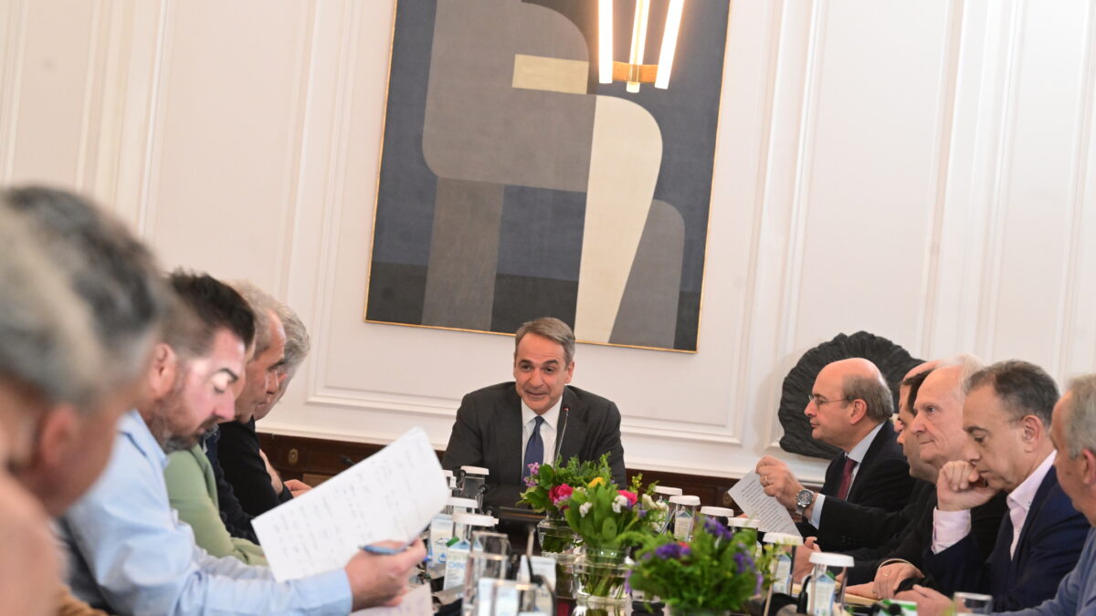 Ο πρωθυπουργός Κυριάκος Μητσοτάκης, με εκπροσώπους αγροτών και κτηνοτρόφων στο Μαξίμου