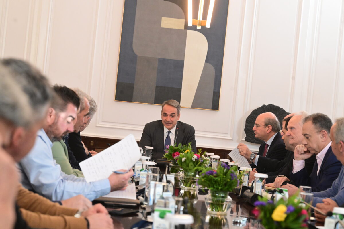 Ο πρωθυπουργός Κυριάκος Μητσοτάκης, με εκπροσώπους αγροτών και κτηνοτρόφων στο Μαξίμου