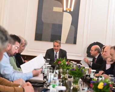 Ο πρωθυπουργός Κυριάκος Μητσοτάκης, με εκπροσώπους αγροτών και κτηνοτρόφων στο Μαξίμου