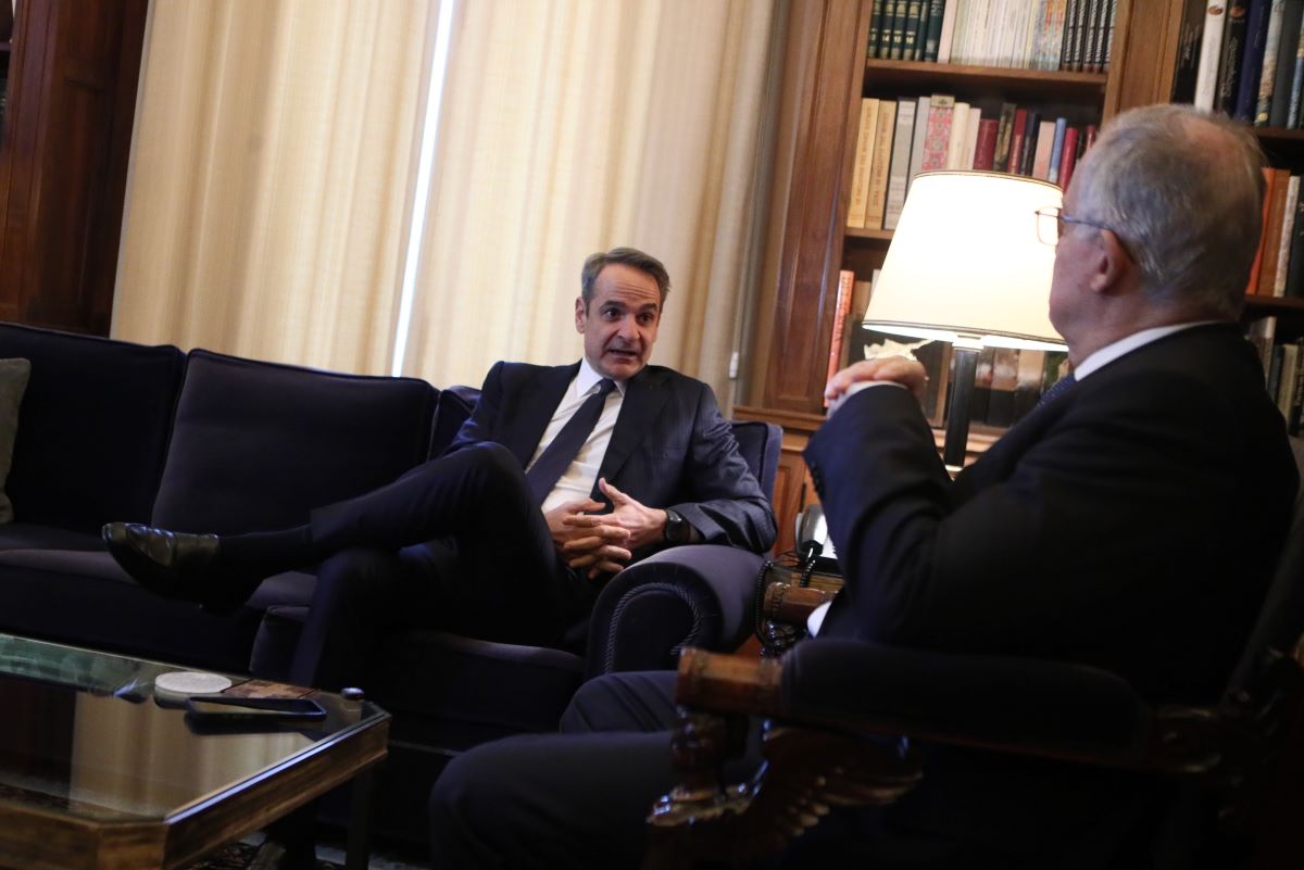 Ο Κυριάκος Μητσοτάκης με τον Κωνσταντίνο Τασούλα στο Προεδρικό Μέγαρο
