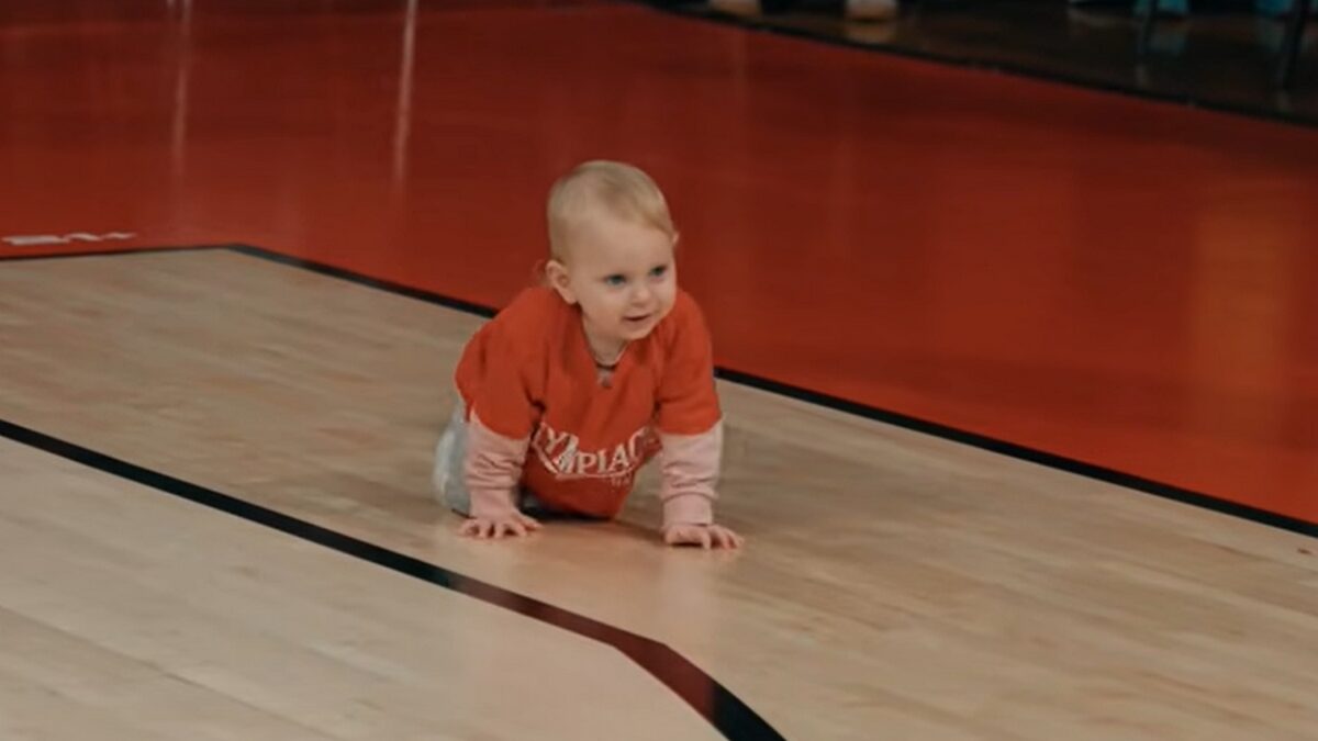 Ολυμπιακός – Μαρούσι: Τα μωρά στο ΣΕΦ «έκλεψαν» την παράσταση και στην παρακάμερα του αγώνα