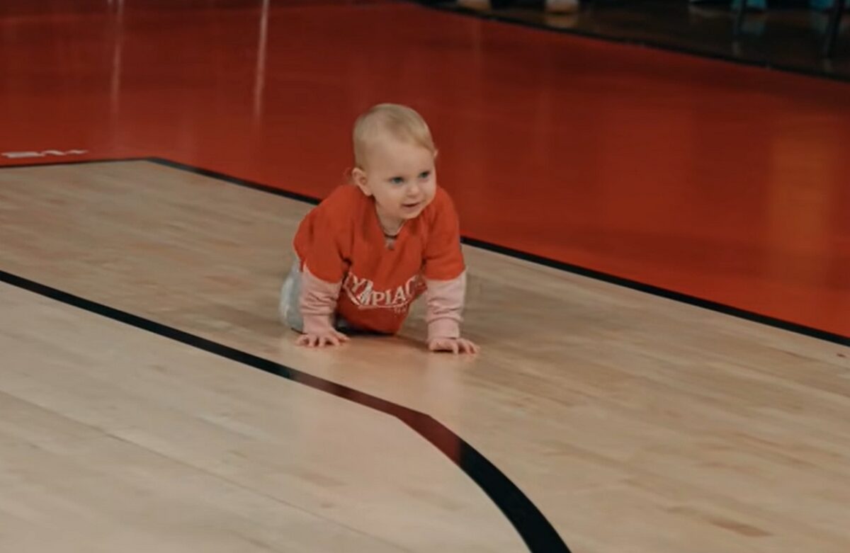 Ολυμπιακός – Μαρούσι: Τα μωρά στο ΣΕΦ «έκλεψαν» την παράσταση και στην παρακάμερα του αγώνα