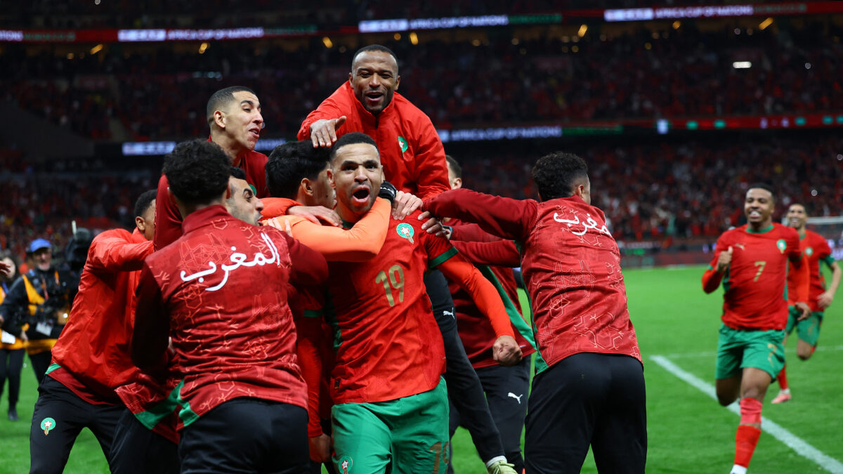 Ο Ελ Κααμπί πανηγυρίζει με τους συμπαίκτες του