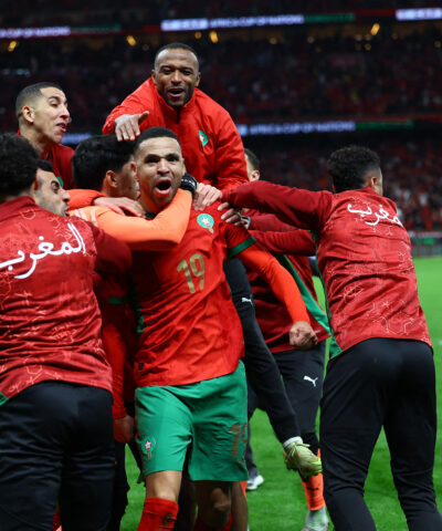 Ο Ελ Κααμπί πανηγυρίζει με τους συμπαίκτες του