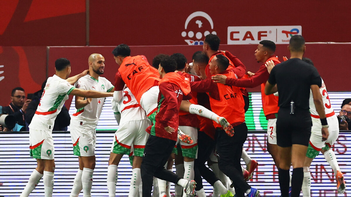 Οι παίκτες του Μαρόκο πανηγυρίζουν
