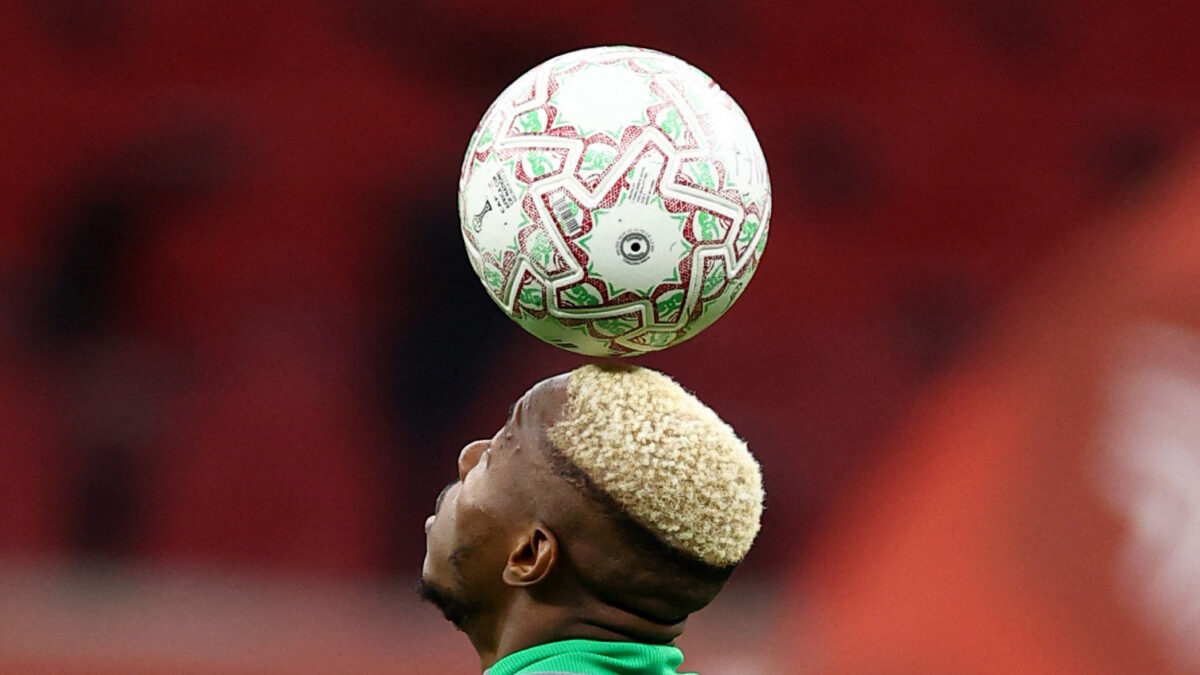 Ο Οσιμέν με μία μπάλα στο Κύπελλο Εθνών Αφρικής