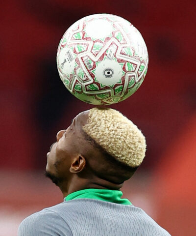 Ο Οσιμέν με μία μπάλα στο Κύπελλο Εθνών Αφρικής