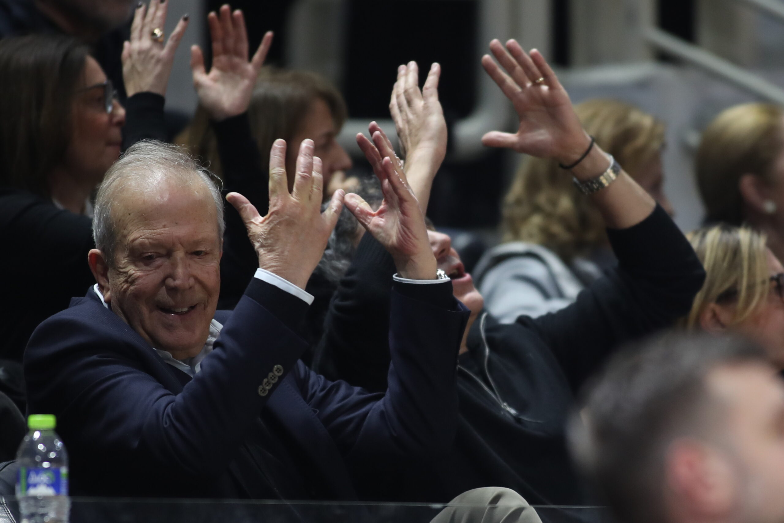 Οι αντιδράσεις του Μυστακίδη στην εξέδρα