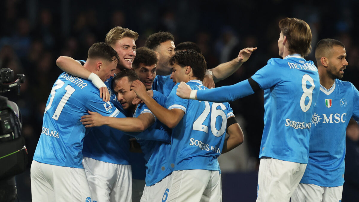 Οι παίκτες της Νάπολι πανηγυρίζουν κόντρα στη Σασουόλο