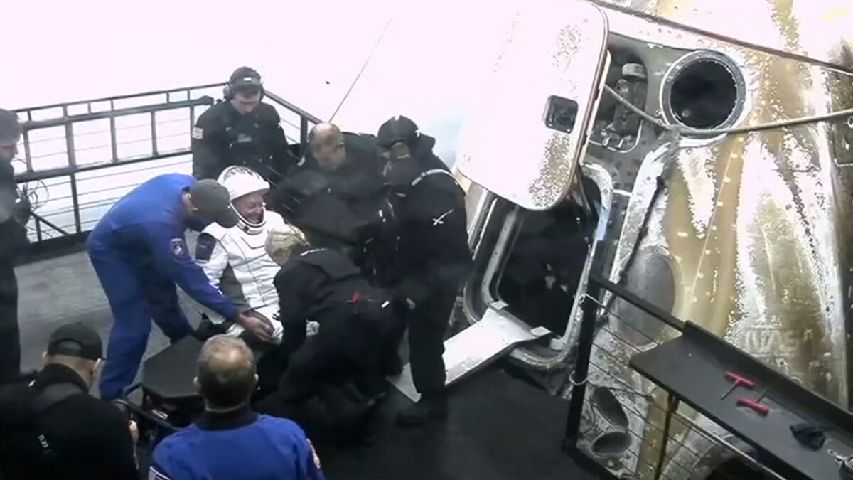 Επέστρεψαν οι αστροναύτες στη γη