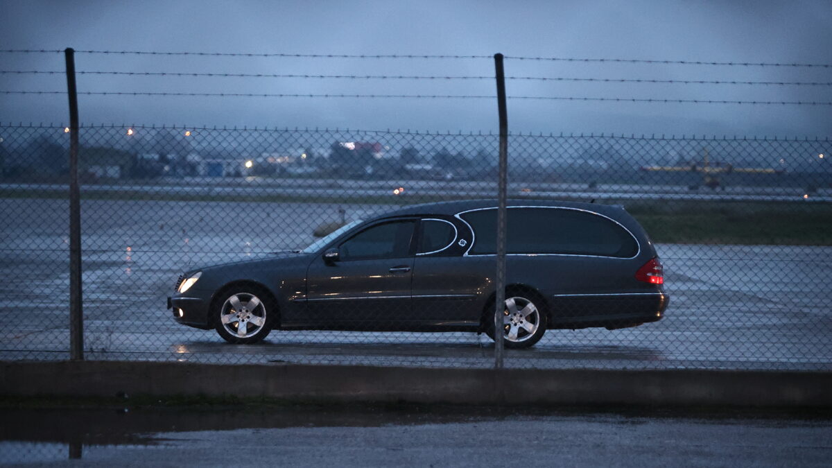 Νεκροφόρα μεταφέρει μια από τις σορούς των οπαδών του ΠΑΟΚ