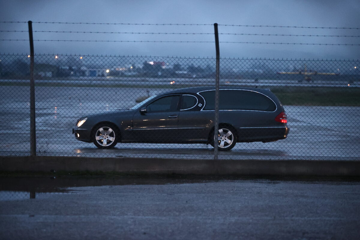 Νεκροφόρα μεταφέρει μια από τις σορούς των οπαδών του ΠΑΟΚ