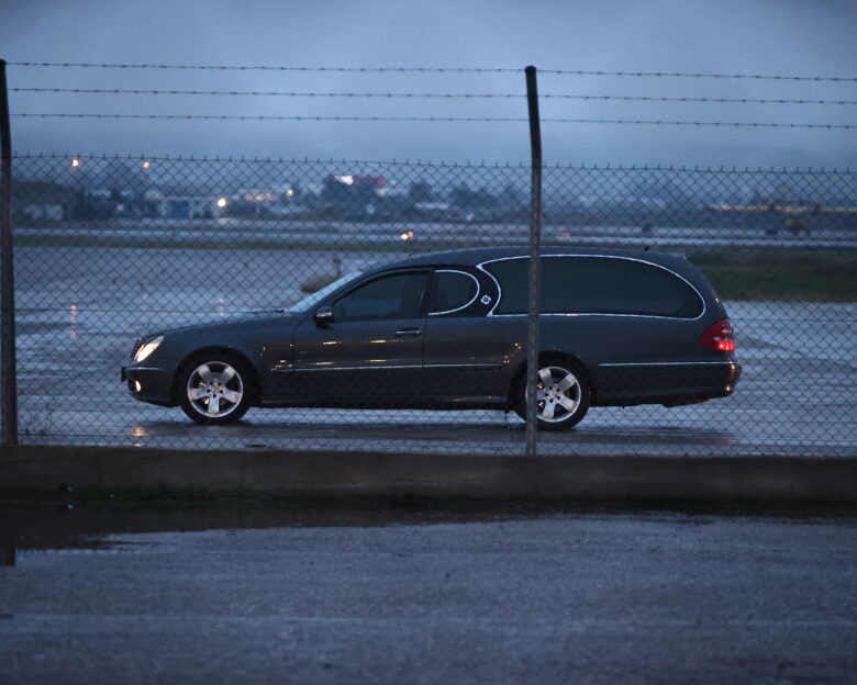 Νεκροφόρα μεταφέρει μια από τις σορούς των οπαδών του ΠΑΟΚ