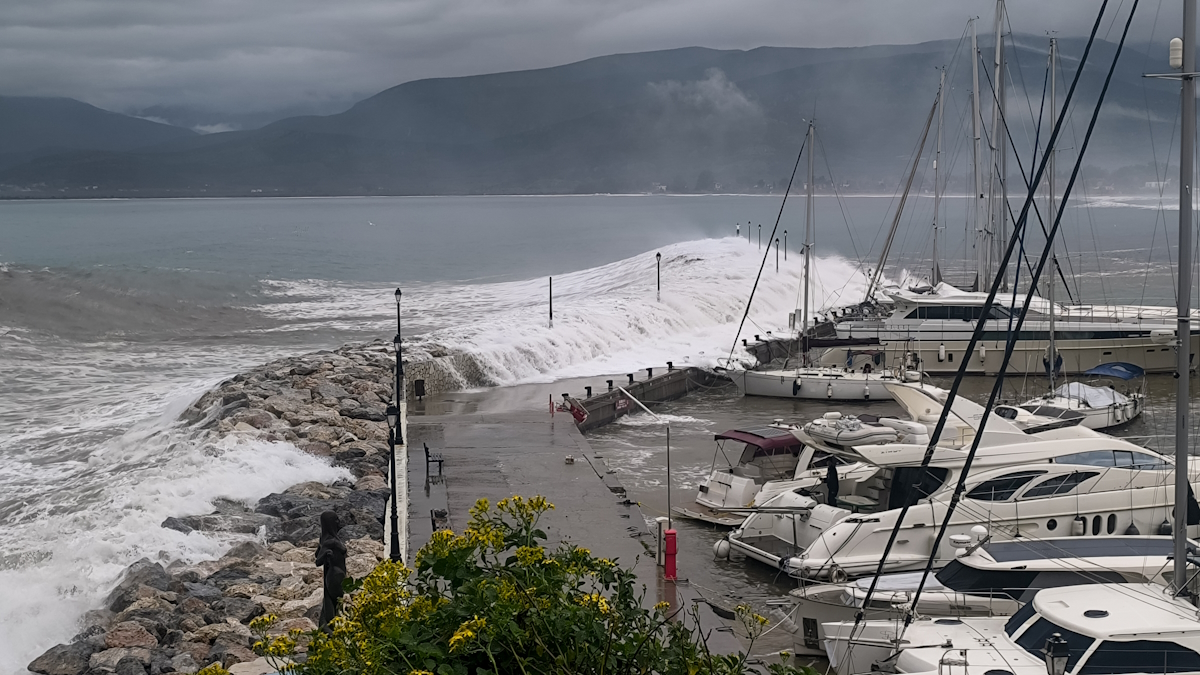 Νεκρός λιμενικός στην παραλία του Άστρους Κυνουρίας όταν παρασύρθηκε από τα κύματα