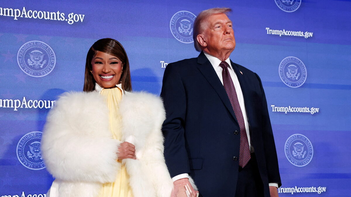 Ο Πρόεδρος των ΗΠΑ Ντόναλντ Τραμπ και η μουσικός Νίκι Μινάζ κρατούν τα χέρια στη σκηνή κατά τη διάρκεια της συνόδου κορυφής για τους λογαριασμούς του Τραμπ, που διοργάνωσε το Υπουργείο Οικονομικών των ΗΠΑ στην Ουάσινγκτον