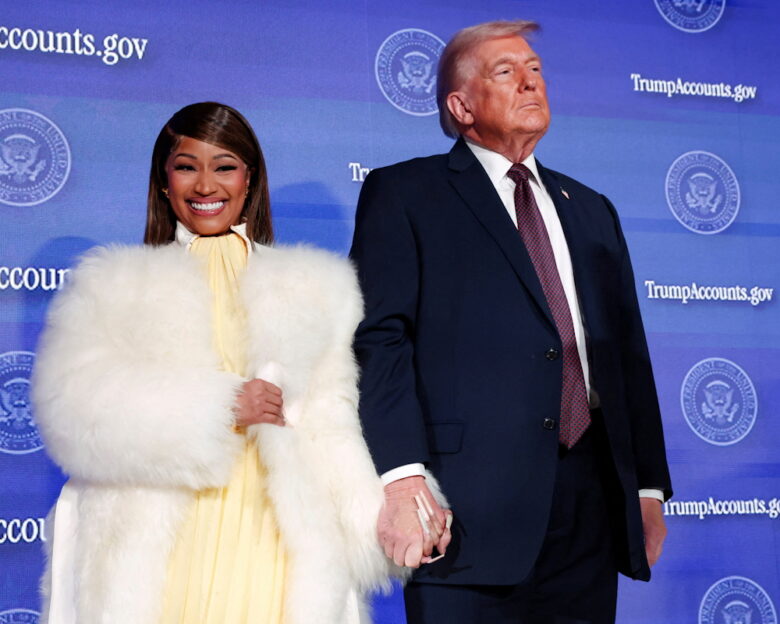 Ο Πρόεδρος των ΗΠΑ Ντόναλντ Τραμπ και η μουσικός Νίκι Μινάζ κρατούν τα χέρια στη σκηνή κατά τη διάρκεια της συνόδου κορυφής για τους λογαριασμούς του Τραμπ, που διοργάνωσε το Υπουργείο Οικονομικών των ΗΠΑ στην Ουάσινγκτον