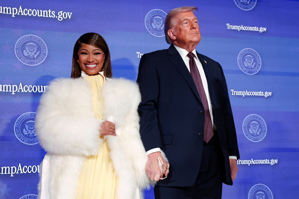 Ο Πρόεδρος των ΗΠΑ Ντόναλντ Τραμπ και η μουσικός Νίκι Μινάζ κρατούν τα χέρια στη σκηνή κατά τη διάρκεια της συνόδου κορυφής για τους λογαριασμούς του Τραμπ, που διοργάνωσε το Υπουργείο Οικονομικών των ΗΠΑ στην Ουάσινγκτον