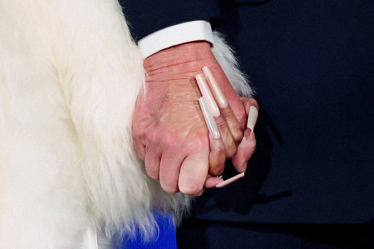 Ο Πρόεδρος των ΗΠΑ Ντόναλντ Τραμπ και η μουσικός Νίκι Μινάζ κρατούν τα χέρια στη σκηνή κατά τη διάρκεια της συνόδου κορυφής για τους λογαριασμούς του Τραμπ, που διοργάνωσε το Υπουργείο Οικονομικών των ΗΠΑ στην Ουάσινγκτον