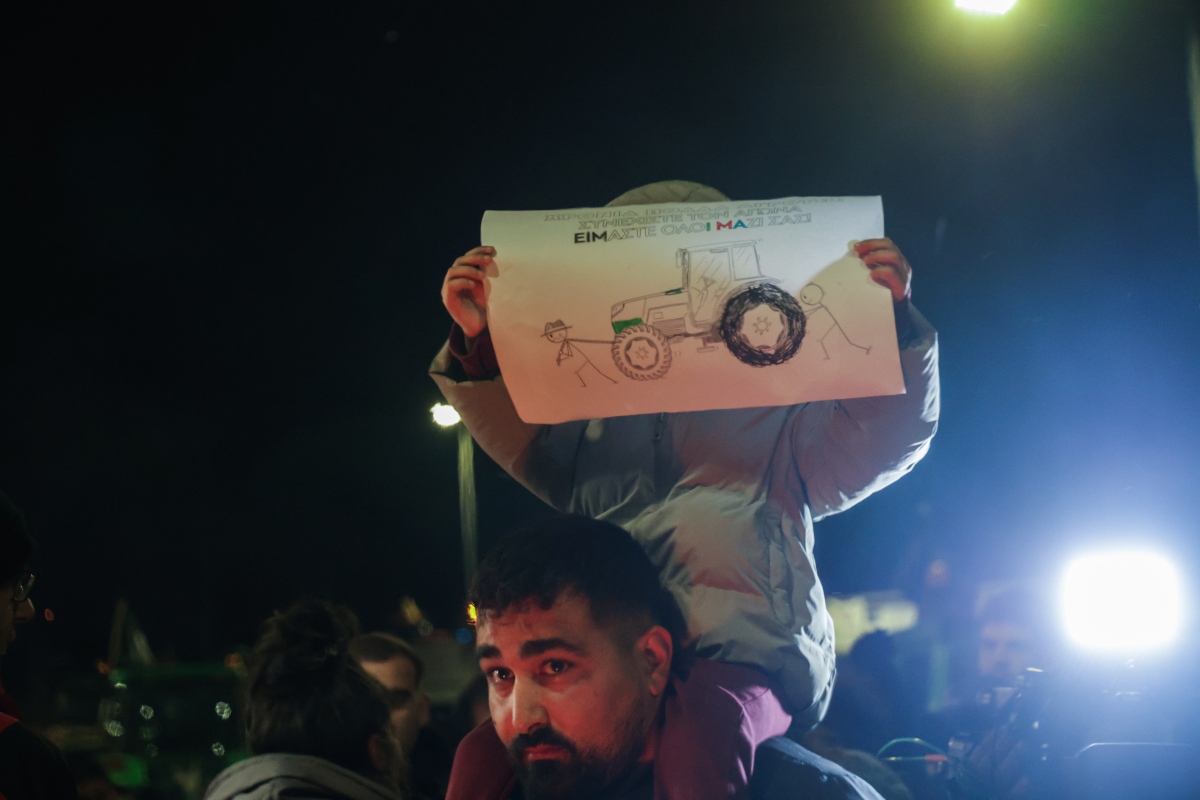 Παιδί κρατά ζωγραφιά