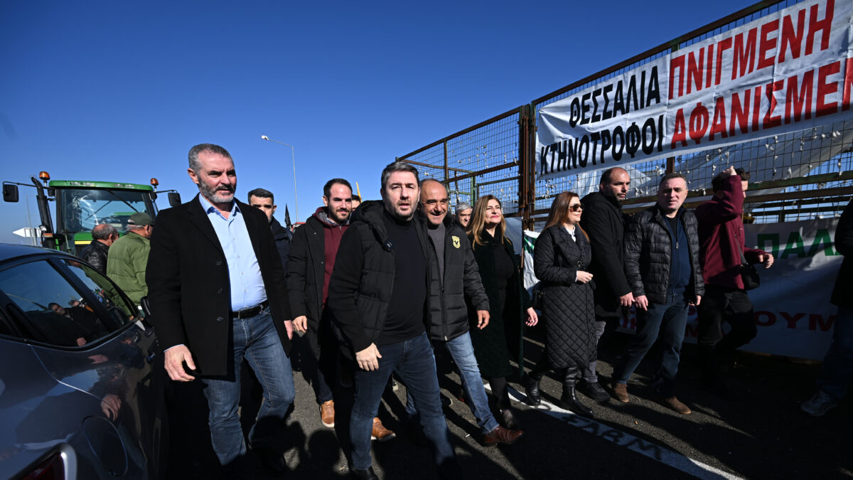 Με αγρότες στα μπλόκα της Καρδίτσας και των Τρικάλων συνομίλησε ο πρόεδρος του ΠΑΣΟΚ, Νίκος Ανδρουλάκης