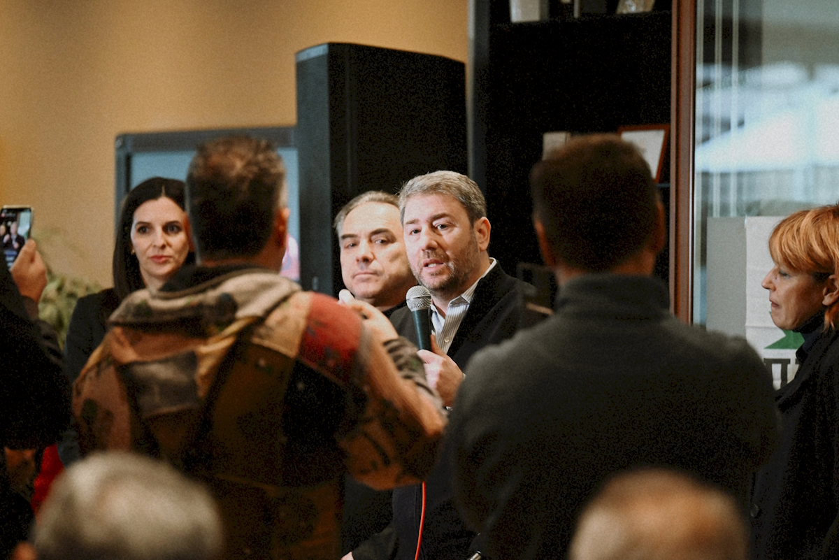 Στιγμιότυπο από την επίσκεψη του προέδρου του ΠΑΣΟΚ, Νίκου Ανδρουλάκη στην Καστοριά