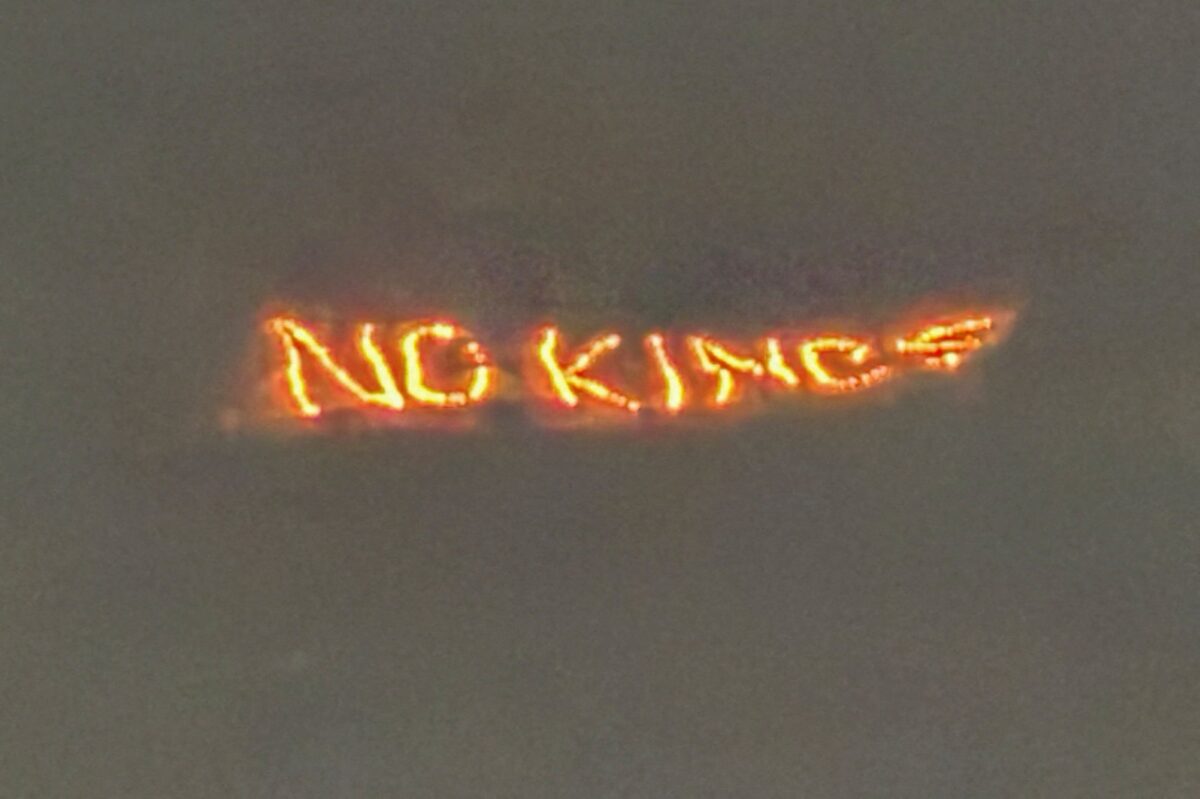 Τεράστια πινακίδα «No Kings» στο βουνό του Νταβός