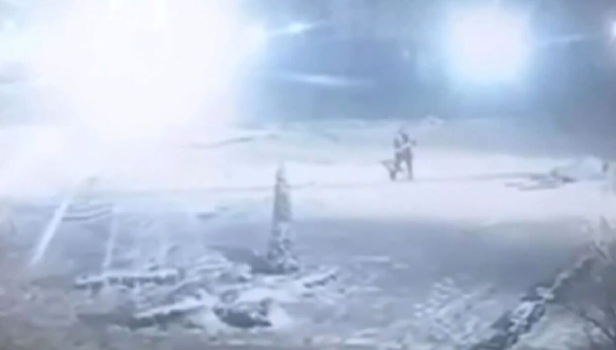 Ουκρανός οδοκαθαριστής συνέχισε τη δουλειά του την ώρα ρωσικής επίθεσης