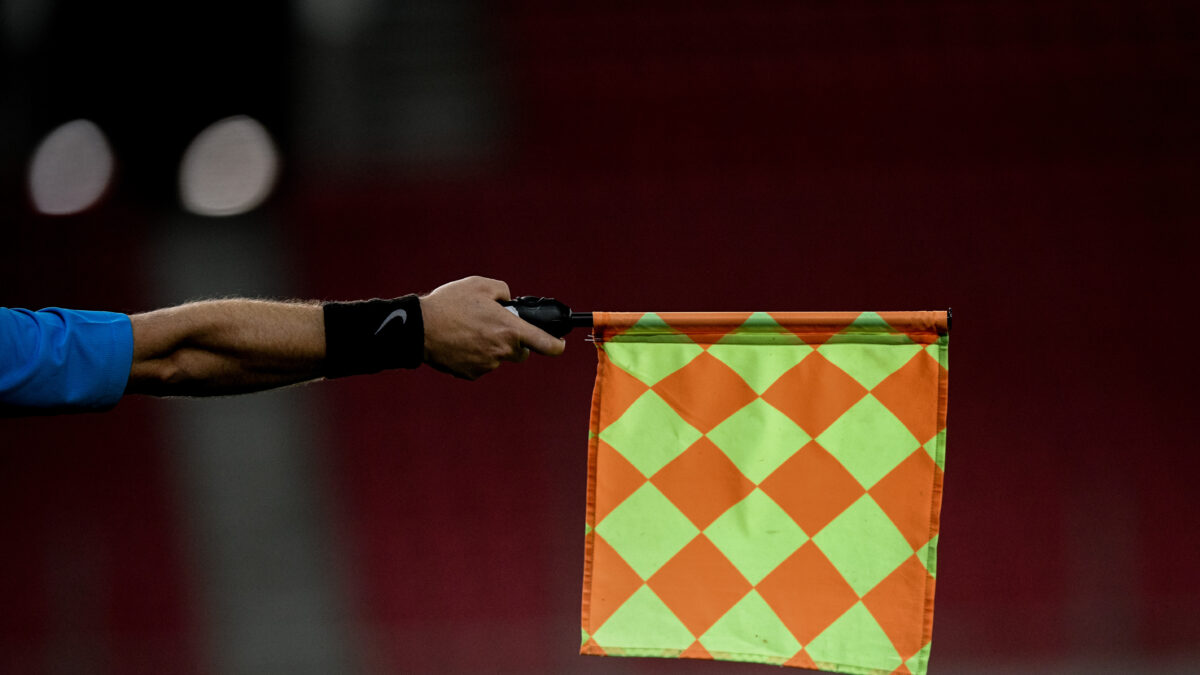 Η σημαία του βοηθού διαιτητή σε οφσάιντ