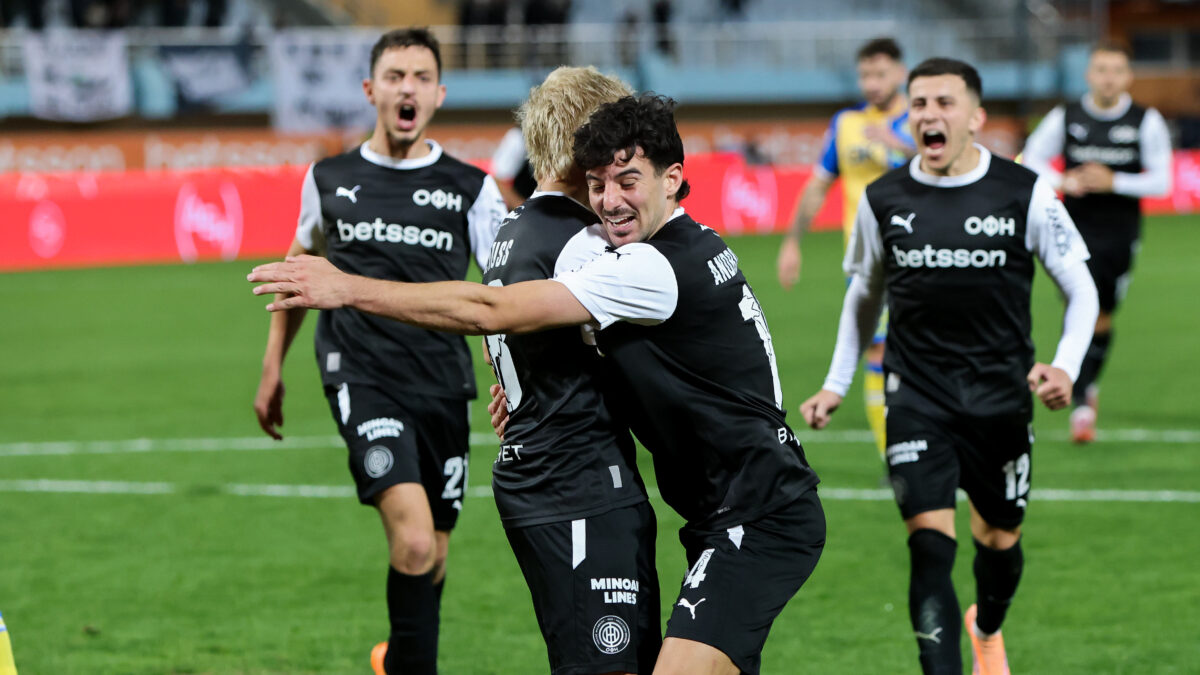 Οι παίκτες του ΟΦΗ πανηγυρίζουν με τον Νους