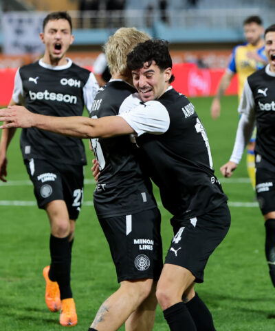 Οι παίκτες του ΟΦΗ πανηγυρίζουν με τον Νους