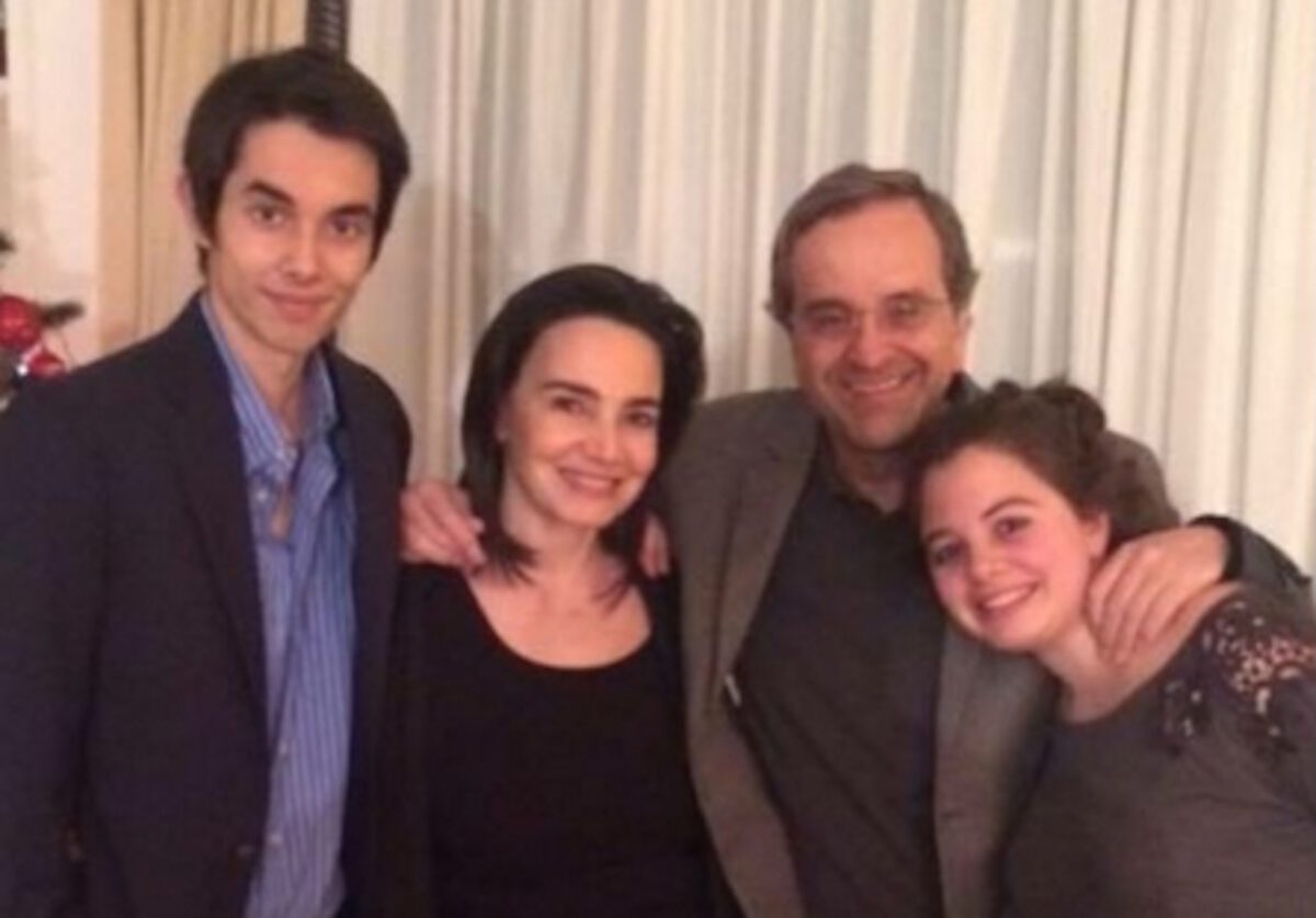 Η οικογένεια Σαμαρά, με την αδικοχαμένη Λένα στην αγκαλιά του πατέρα της