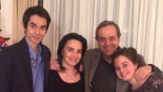 Η οικογένεια Σαμαρά, με την αδικοχαμένη Λένα στην αγκαλιά του πατέρα της