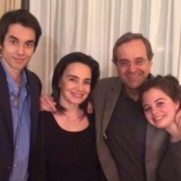 Η οικογένεια Σαμαρά, με την αδικοχαμένη Λένα στην αγκαλιά του πατέρα της