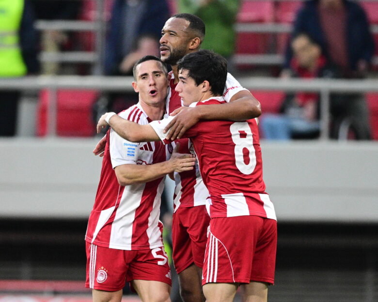 Οι παίκτες του Ολυμπιακού πανηγυρίζουν κόντρα στο Βόλο (KLODIAN LATO