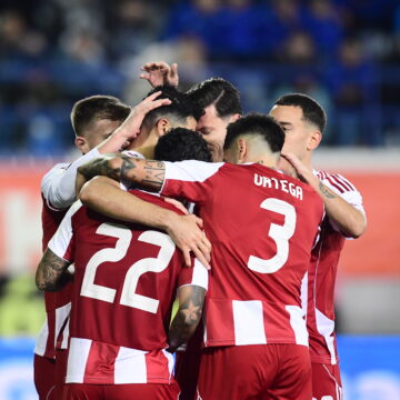 Οι παίκτες του Ολυμπιακού πανηγυρίζουν στο Περιστέρι (ΓΙΩΡΓΟΣ ΜΑΤΘΑΙΟΣ