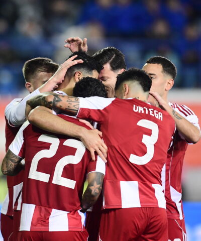 Οι παίκτες του Ολυμπιακού πανηγυρίζουν σε αγώνα της Super League (ΓΙΩΡΓΟΣ ΜΑΤΘΑΙΟΣ