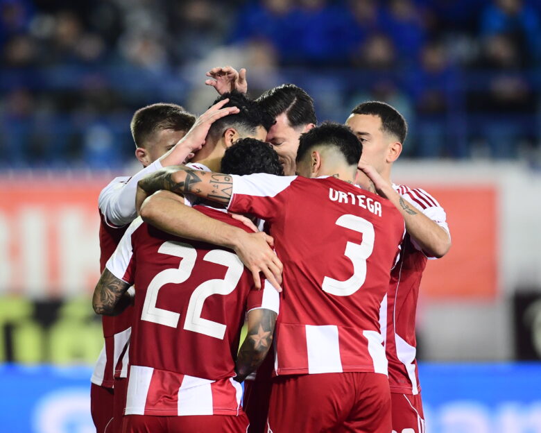 Οι παίκτες του Ολυμπιακού πανηγυρίζουν στο Περιστέρι (ΓΙΩΡΓΟΣ ΜΑΤΘΑΙΟΣ