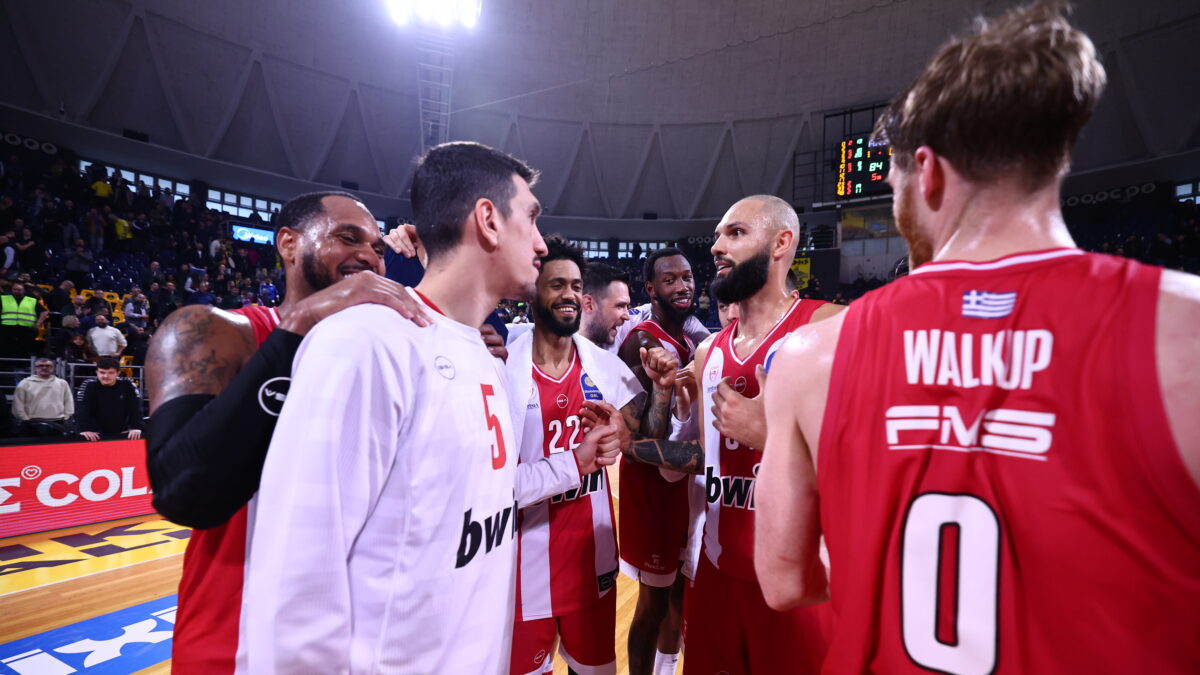 Οι παίκτες του Ολυμπιακού μετά τη νίκη με τον Άρη