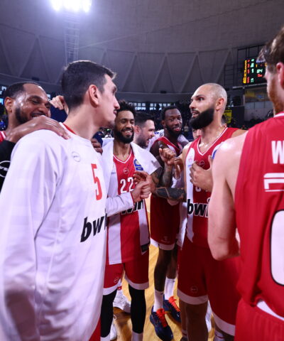 Οι παίκτες του Ολυμπιακού μετά τη νίκη με τον Άρη