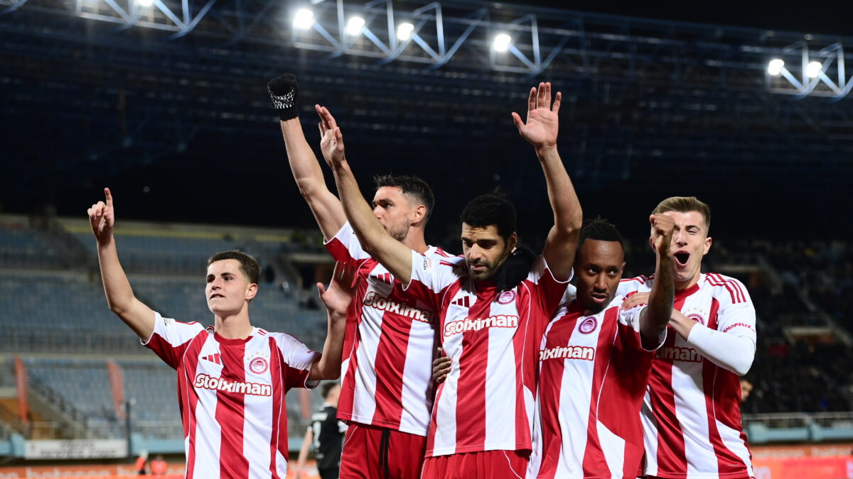 Ο Ταρέμι πανηγυρίζει με τους συμπαίκτες του