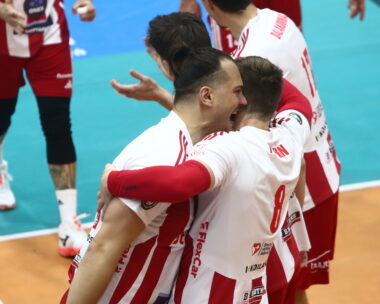 Οι παίκτες του Ολυμπιακού πανηγυρίζουν τη νίκη