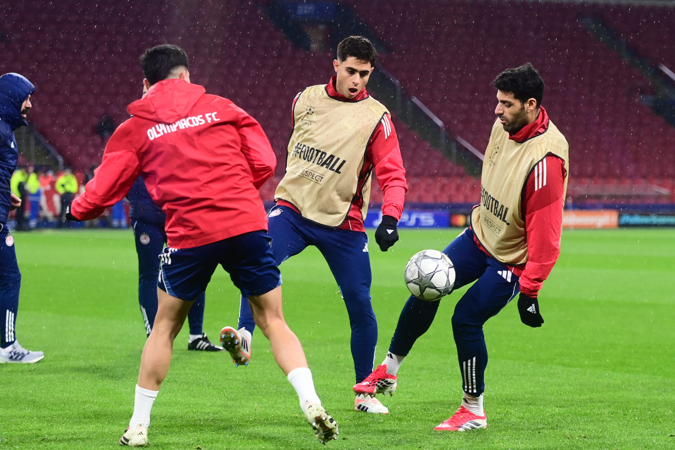 Οι παίκτες του Ολυμπιακού προπονούνται στο γήπεδο του Άγιαξ