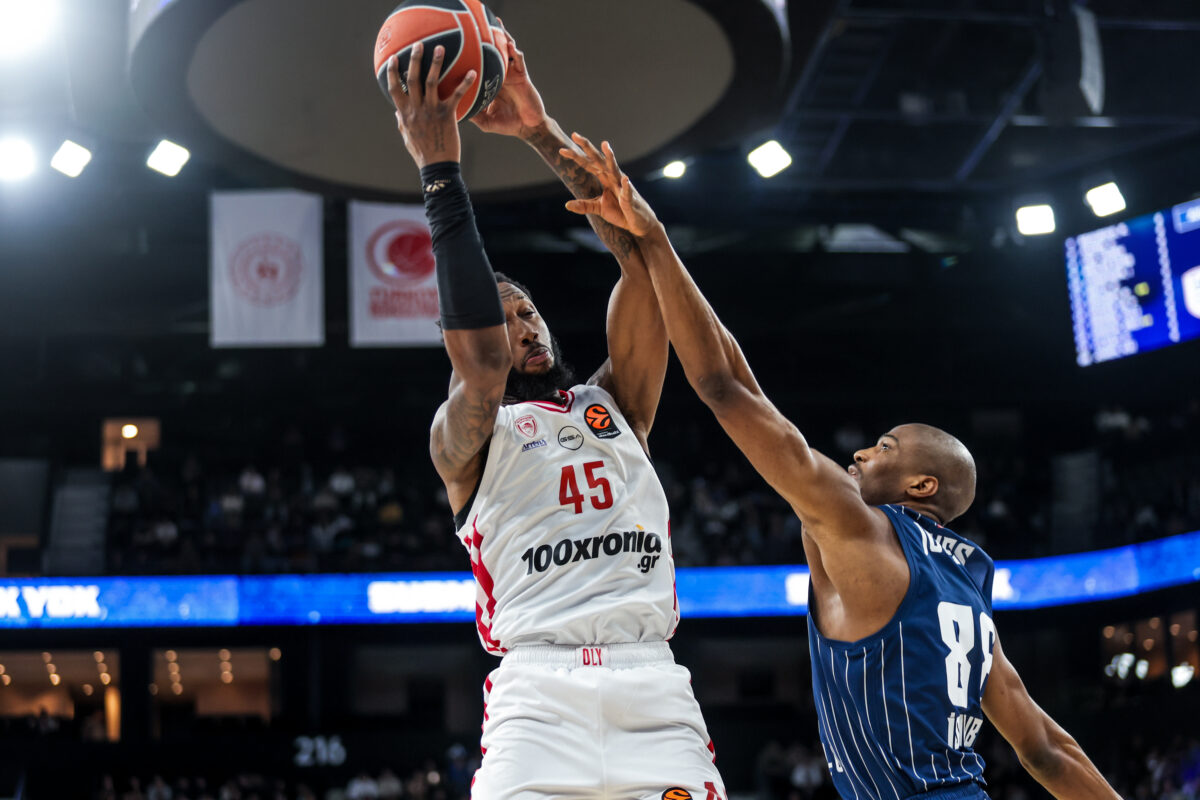 Ο Ντόνα Χολ στο Εφές - Ολυμπιακός